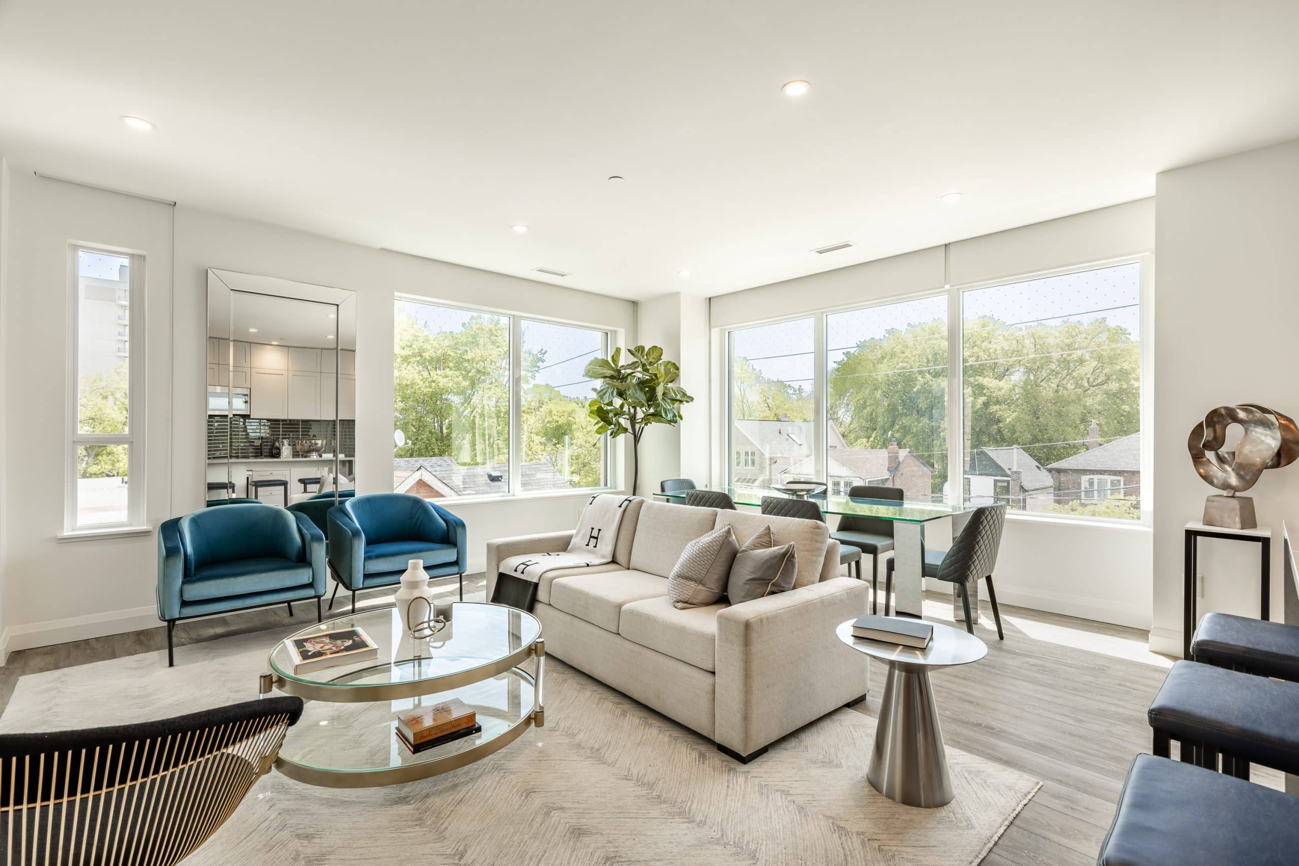 10 - large suite living room (2)