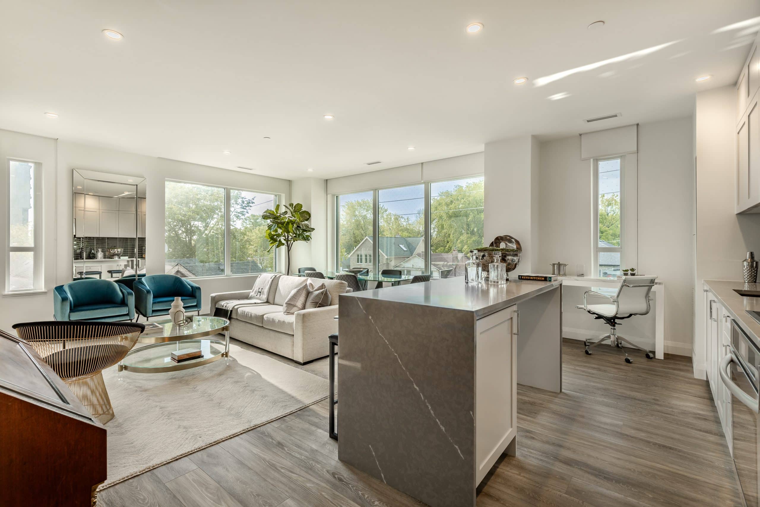 11 - Large suite living room (with island)